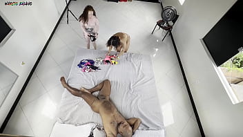 Mostramos nossas calsinhas velhas pra ele e ja quis logo trepar