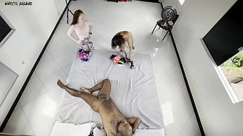 Mostramos nossas calsinhas velhas pra ele e ja quis logo trepar