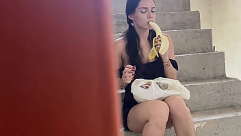 A mi vecina le gusta tanto la banana que ahora tiene ganas de la mia porno en español A mi vecina le gusta tanto la banana que ahora tiene ganas de la mia porno en español