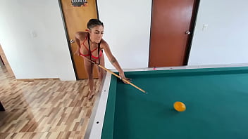 Enseñando a mi amiga latina a jugar al billar kristal bridge dani clark