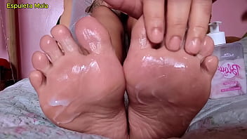 Morena gostosa dos pes macios passando creme nos dedinhos enquanto fuma
