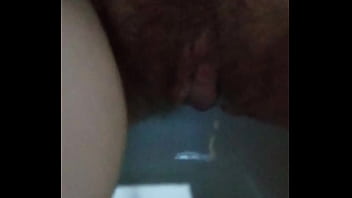 Buco pelossissimo pisciato