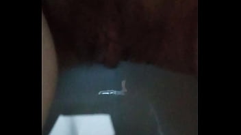 Buco pelossissimo pisciato