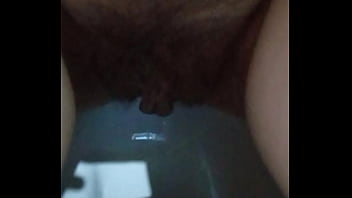 Buco pelossissimo pisciato