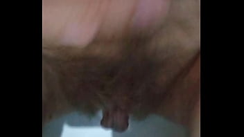 Buco pelossissimo pisciato