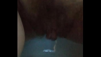 Buco pelossissimo pisciato