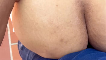 Perrita nalgona es soprendida meando en la calle y recibe la verga de un desconocido directo al coño