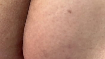 Perrita nalgona es soprendida meando en la calle y recibe la verga de un desconocido directo al coño