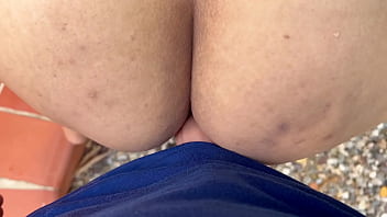 Perrita nalgona es soprendida meando en la calle y recibe la verga de un desconocido directo al coño