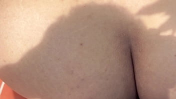 Perrita nalgona es soprendida meando en la calle y recibe la verga de un desconocido directo al coño