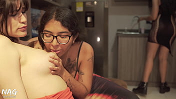 Aventura con mi vecina mexicana voy a follarmela en casa mientras su novia no nos ve nos pilla al final