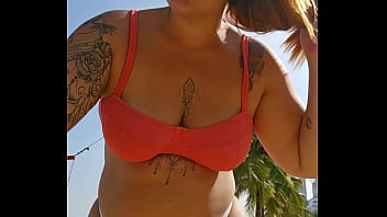 Estou gravando vídeo na praia e provocar os machos