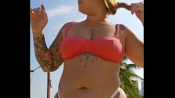 Estou gravando vídeo na praia e provocar os machos