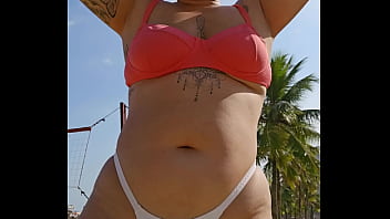 Estou gravando vídeo na praia e provocar os machos