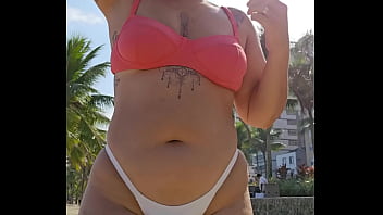 Estou gravando vídeo na praia e provocar os machos