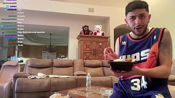 Nourxturki loves to have her big booty shown