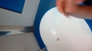 Dotado Mostrando A Pica No Banheiro Do Trem thumbnail