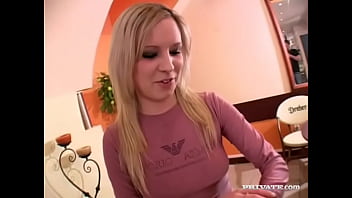 Lolly blonde makes a hard rod disappear in her mouth