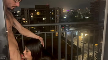 Magrinho pauzudo me judiou na garganta profunda e fez sangrar o meu cuzinho