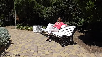 Гуляю по парку в прозрачной одежде