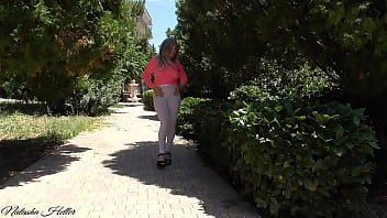 Гуляю по парку в прозрачной одежде