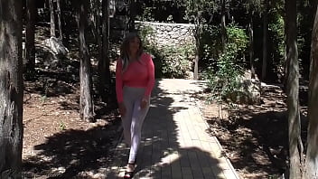 Гуляю по парку в прозрачной одежде