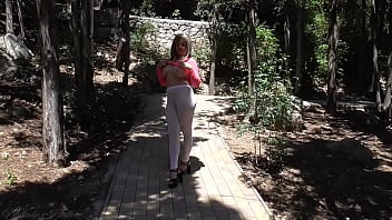 Гуляю по парку в прозрачной одежде