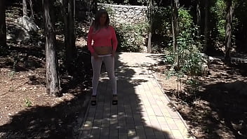 Гуляю по парку в прозрачной одежде