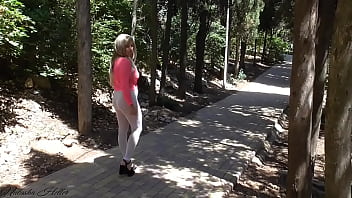 Гуляю по парку в прозрачной одежде