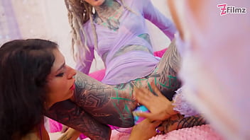 Ragazze alternative si scopano monster cock e si squartano addosso culi aperti e tatuaggi in primo piano