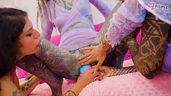 Ragazze alternative si scopano monster cock e si squartano addosso culi aperti e tatuaggi in primo piano