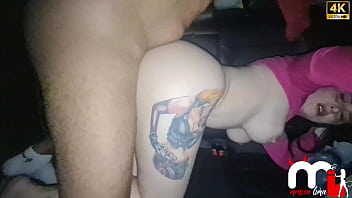 Fodi com um amigo do corno dentro do carro e depois obriguei o corno a limpar a buceta e engolir a porra do amigo