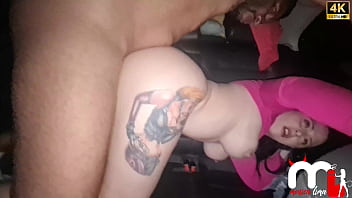 Fodi com um amigo do corno dentro do carro e depois obriguei o corno a limpar a buceta e engolir a porra do amigo