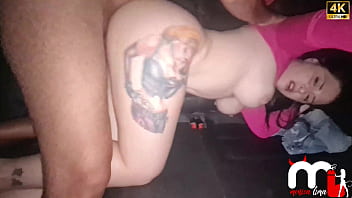 Fodi com um amigo do corno dentro do carro e depois obriguei o corno a limpar a buceta e engolir a porra do amigo