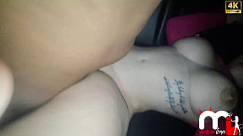 Fodi com um amigo do corno dentro do carro e depois obriguei o corno a limpar a buceta e engolir a porra do amigo