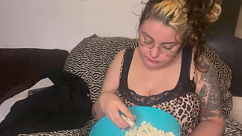 Fetish sexy mouth crunchy popcorn