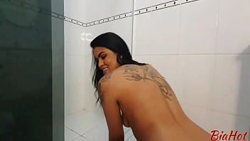 Me engasguei com a piroca gigante do meu tio ele entrou no meu banho e me botou pra mamar gostoso Me engasguei com a piroca gigante do meu tio ele entrou no meu banho e me botou pra mamar gostoso