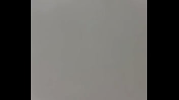 Deliciosa morena es cogida por el entregador