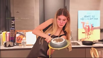 Irina haciendo una tortilla española
