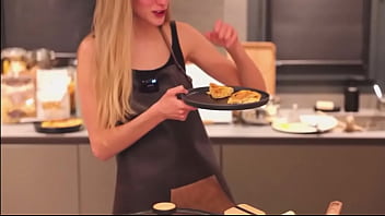 Irina haciendo una tortilla española