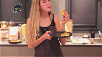 Irina haciendo una tortilla española
