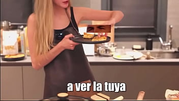 Irina haciendo una tortilla española