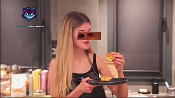 Irina haciendo una tortilla española