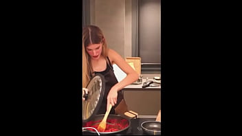 Irina haciendo una tortilla española