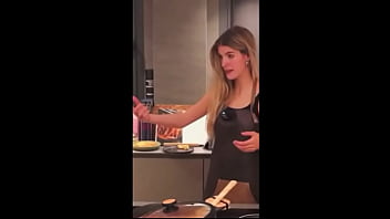 Irina haciendo una tortilla española