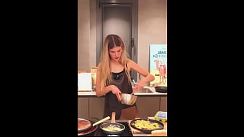 Irina haciendo una tortilla española