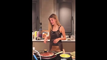 Irina Haciendo Una Tortilla Española thumbnail