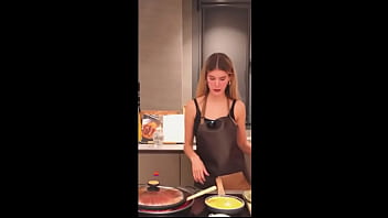 Irina haciendo una tortilla española