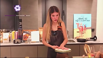 Irina haciendo una tortilla española