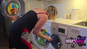 Défonce anal la tête dans la machine a laver pendant que je fessais ma